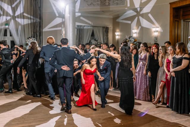 Ile kosztuje fotograf na studniówkę? Sprawdź ceny i oferty w Polsce Ile kosztuje fotograf na studniówkę? Sprawdź ceny i oferty w Polsce