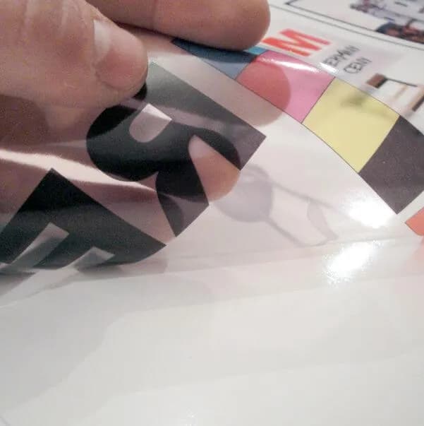 Druk na folii samoprzylepnej przezroczystej - jak uzyskać najlepsze efekty